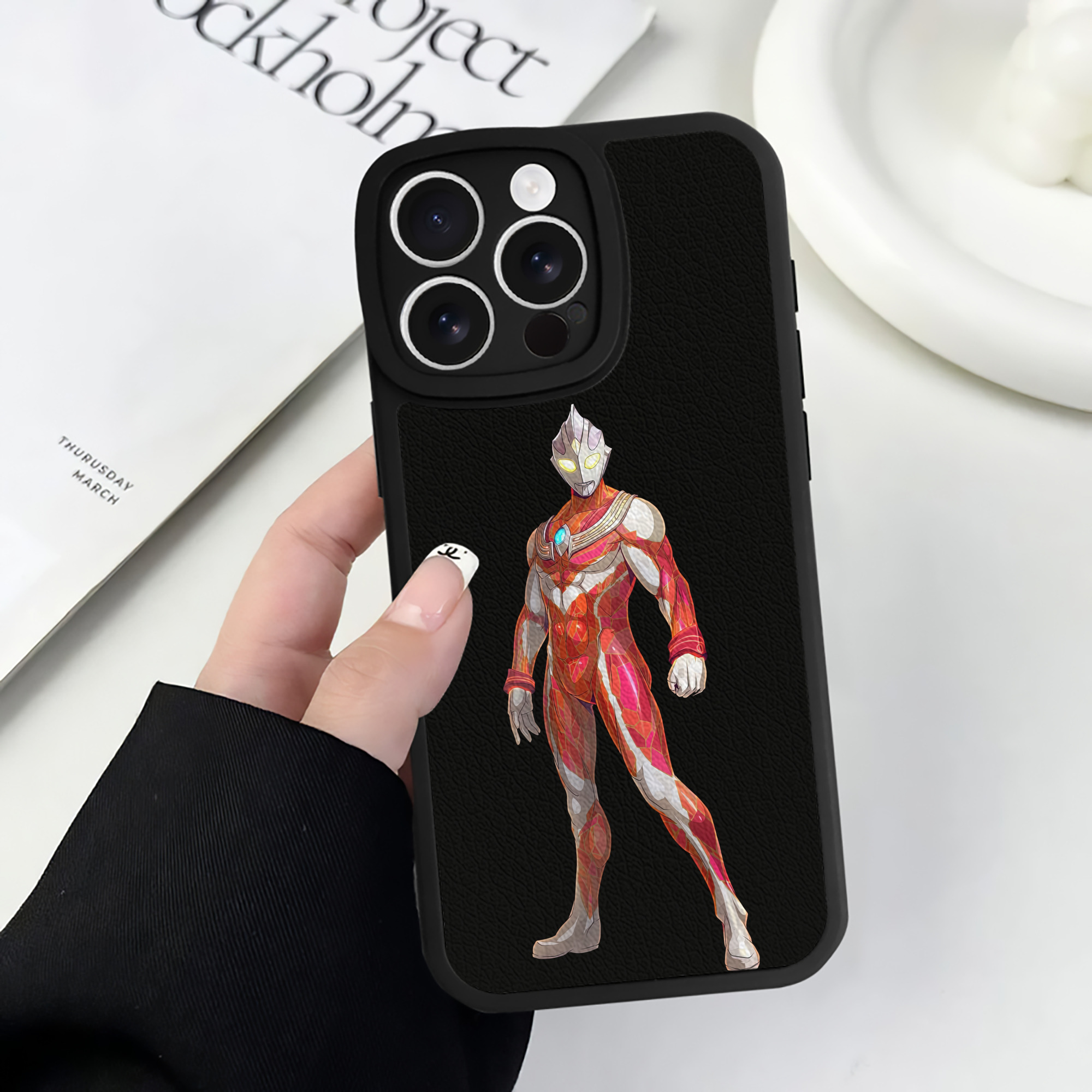 （画像用） ウルトラマン Ultraman 【iPhone 16シリーズ対応】シリコンスマホケース（レザー調） 材質：シリコン